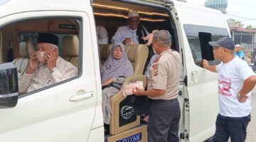 Respons Cepat Hadapi Kabut Asap, Kapolsek Seunuddon Turun ke Jalan Bagikan Masker Demi Lindungi Kesehatan Masyarakat