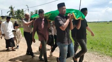 Kapolsek Nurussalam Antar Jenazah Imam Gampong Matang Seuleumak ke Peristirahatan Terakhir
