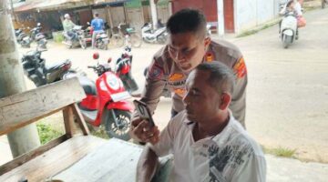 Kapolsek Nurussalam Bantu Warga Daftar Perlindungan Sosial di Darul Falah