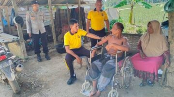 Ketika Polisi Hadir Membawa Kepedulian, Kapolsek Banda Alam Antar Kursi Roda Buat Penderita Stroke