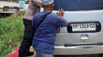 Mobil Terperosok di Jalan Berlubang, Kapolsek Nurussalam Hadir Membantu