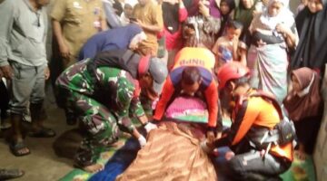 Personel Polsek  Serbajadi Bersama Petugas Gabungan Evakuasi Bocah Yang Hanyut di Sungai Peunaron