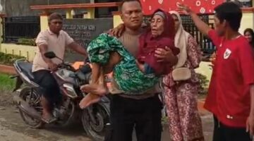 Viral, Jiwa Kemanusiaan Tumbuh Di Hati Kanit Binmas Polsek Seunuddon, Lansia Penerima Bantuan Digendong