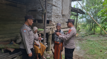Menembus Medan Ekstrem Di Tengah Hujan, Kanit Binmas Dan Bhabinkamtibmas Polsek Baktiya Tetap Hadir Menjangkau Warga Binaan